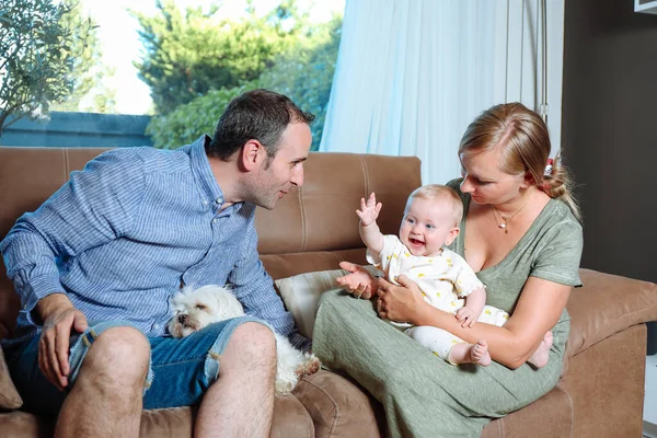 Glückliche Familie Hause Junge Eltern Sitzen Mit Ihrem Fröhlichen Baby — Stockfoto