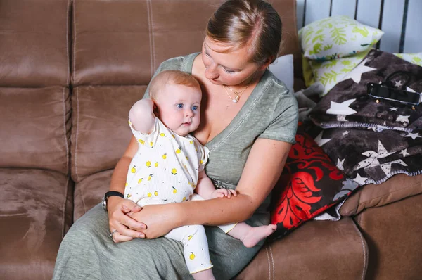 Jeune Mère Tenant Son Bébé Avec Beaux Yeux Bleus Assis — Photo