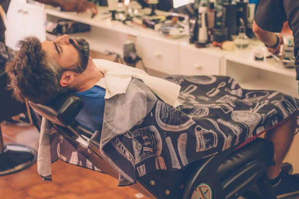 Man Met Baard Zittend Stoel Bij Kapper — Stockfoto