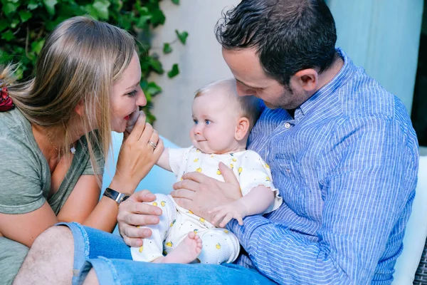 Mère Père Heureux Tenant Leur Fille Bébé Avec Amour Affection — Photo