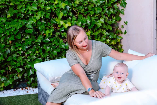 Jeune Mère Assise Côté Son Bébé Sur Canapé Dans Jardin — Photo