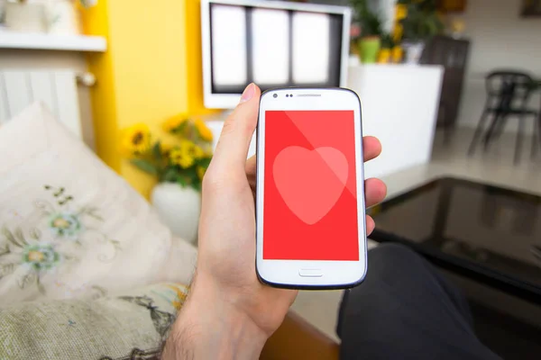 Χέρι Κρατώντας Smartphone Κόκκινη Καρδιά Στην Οθόνη Για Την Ημέρα — Φωτογραφία Αρχείου