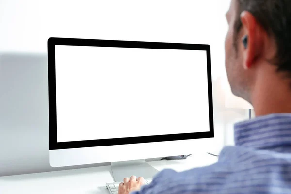 Bilgisayar ekranı maketi. Ofis masasında boş ekranla çalışan bir iş adamının arka planı. Boşluğu kopyala