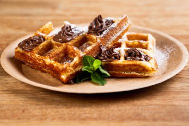 Tek kullanımlık tabakta Viyana waffle 'ı, fıstık ezmesi, şeker ve nane şekeri..