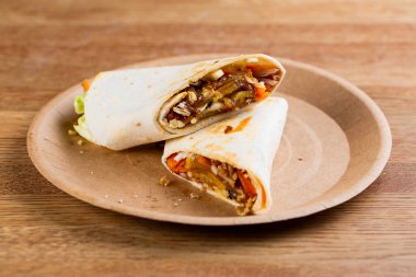 Köfteli köfte, taze sebze ve peynir.