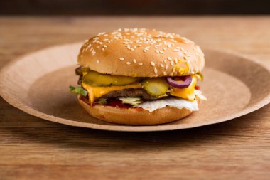 Turşu ve peynirli etli köfte köftesi.