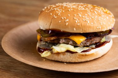 Biftek ve domuz pirzolası ile hamburger. Turşulu hamburger, soğan, krem peynir ve barbekü sosu.