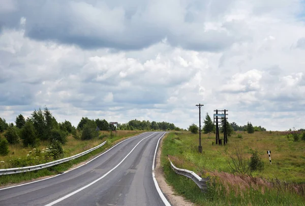 Kırsalda dar bir yol, tepelerin arasından geçiyor..