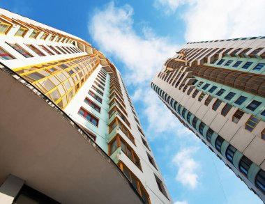 Mavi gökyüzü arka planında iki yerleşim yeri var. Moskova.