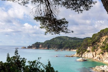  Uçurumlu deniz kıyısı. İspanya, Katalonya, Kosta Brava 