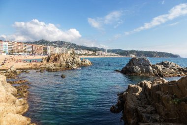 Plajlar Lloret de Mar içinde bir güzel yaz gün, Costa Brava, Katalonya, İspanya