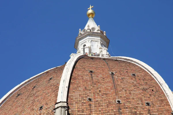 Floransa Katedrali 'nin yakın çekim kubbesi mavi gökyüzüne karşı Santa Maria del Fiore. Gözlem güvertesinde turistler var. Zeminden tepeye bir atış..