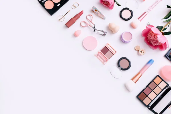 Fondo Belleza Con Productos Cosméticos Faciales Peonías Sobre Fondo Escritorio — Foto de Stock