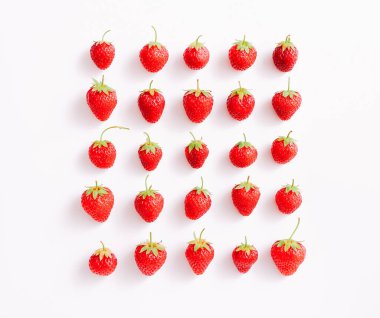 Beyaz arka planda dümdüz çilekler vardı..