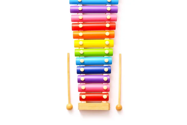 Szivárvány színű fa játék xilofon két bottal fehér alapon. — Stock Fotó