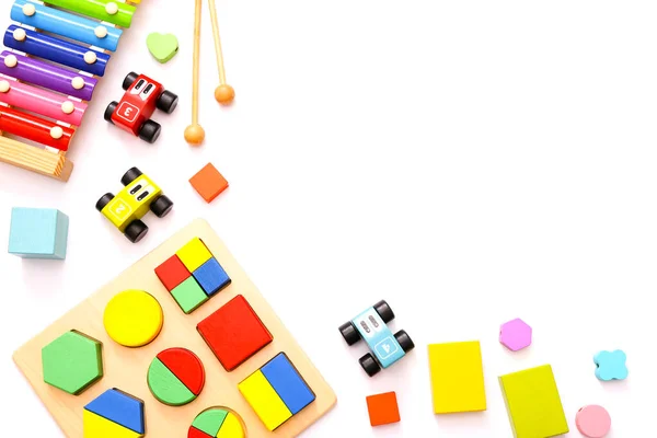 Giocattoli colorati per bambini su sfondo bianco. Vista dall'alto, piatta. — Foto Stock