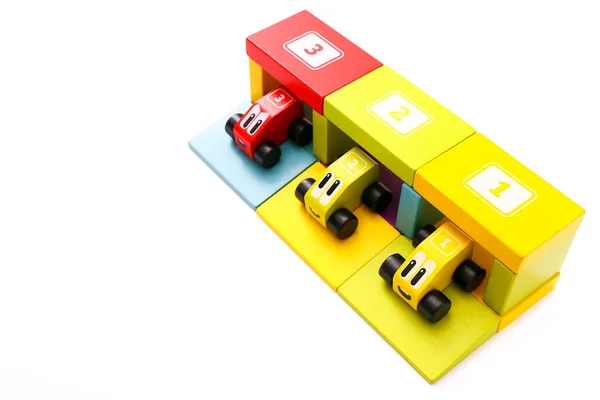 Jouets éducatifs pour enfants. Voitures en bois colorées avec des numéros sur fond blanc — Photo