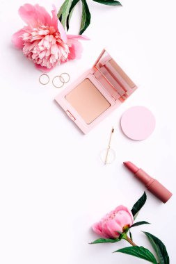 Kozmetik ürünleri olan güzellik geçmişi ve beyaz arka planda şakayık, üst görünüm