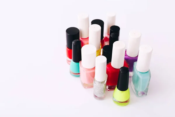 Группа лаков для ногтей различных цветов на белом фоне — стоковое фото