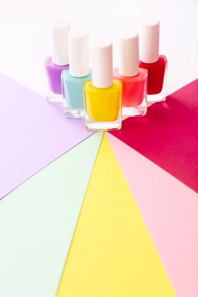 Gruppe von Nagellacken in verschiedenen Farben auf buntem Hintergrund. — Stockfoto