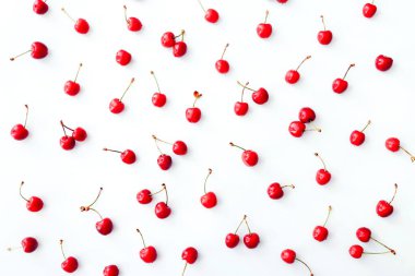 Beyaz arka plana serpilmiş taze kirazlar. Üst görünüm.