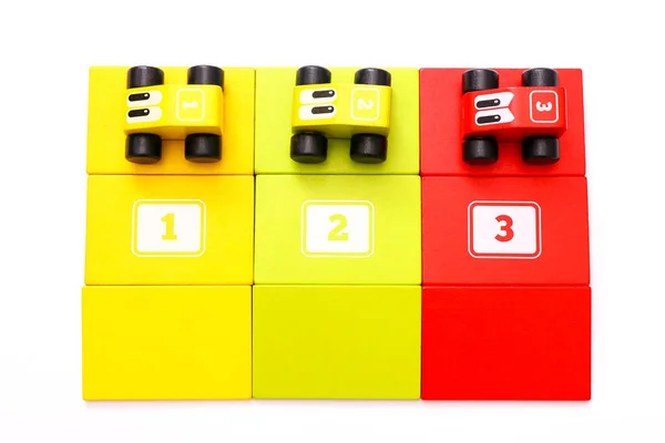 Jouets éducatifs pour enfants. Voitures en bois colorées avec des numéros sur fond blanc . — Photo