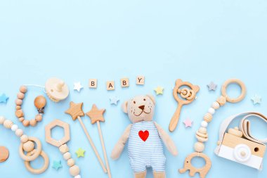 Açık mavi arka planda bebek eşyaları ve aksesuarlar. Bebek partisi konsepti. Yeni doğan moda. Düz yatış, üst görünüm