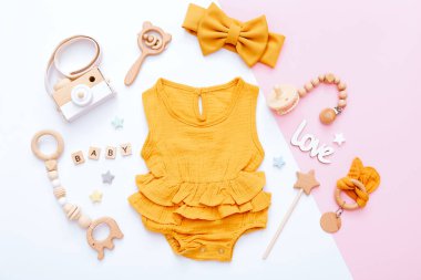 Hafif arka planda bebek eşyaları ve aksesuarlar. Bebek partisi konsepti. Yeni doğan moda. Düz yatış, üst görünüm