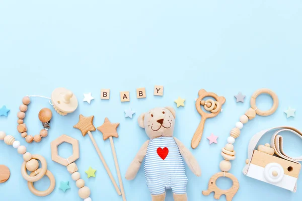 Set di articoli per bambini e accessori su sfondo azzurro. Concetto di baby shower. Neonato di moda. Posa piatta, vista dall'alto — Foto Stock