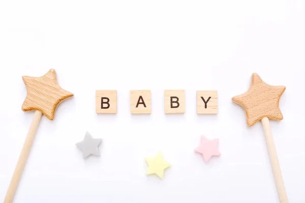 Blocs en bois avec mot Bébé et petites étoiles près de lui sur fond blanc. Vue du dessus — Photo