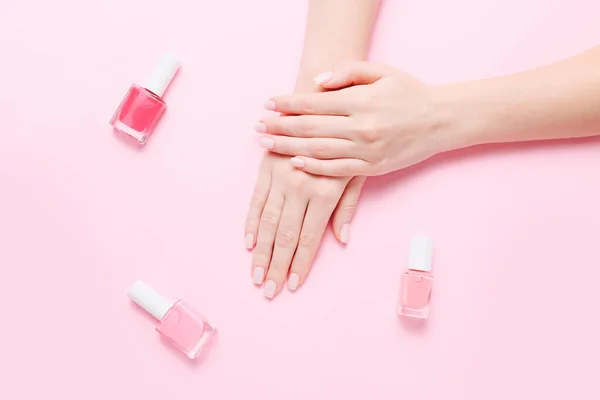 Mujeres manos con hermosa manicura sobre fondo rosa. Manos concepto de spa — Foto de Stock