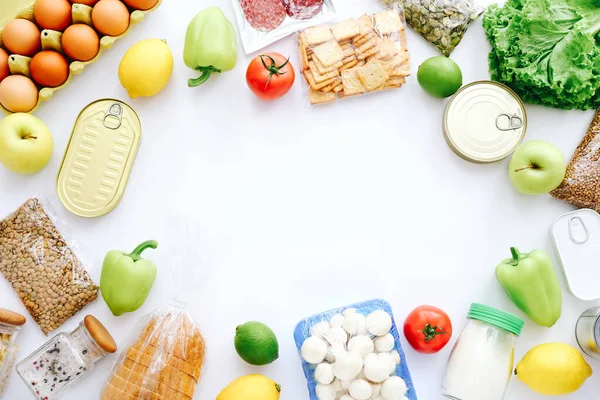 Conjunto de itens de mercearia de alimentos enlatados, legumes, cereais em bacground branco. Conceito de entrega de alimentos. Conceito de doação. Vista superior . — Fotografia de Stock