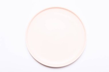 Beyaz arka planda seramik plaka. Üst görünüm