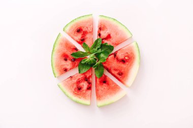Beyaz arka planda nane yapraklı karpuz pizza dilimleri. Üst görünüm