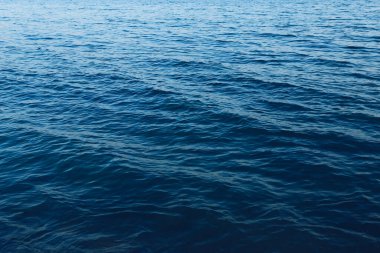 Dalgalı mavi deniz yüzeyi. Karadeniz 'in doğası.