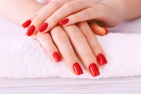 Manicura - uñas de mujer bien cuidado con esmalte de uñas rojo. De cerca. — Foto de Stock