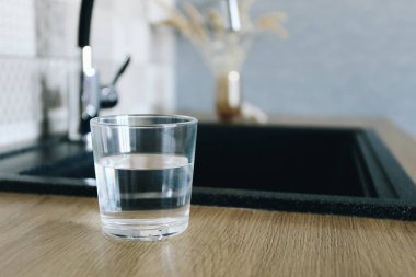 Mutfaktaki masada bir bardak taze soğuk su.