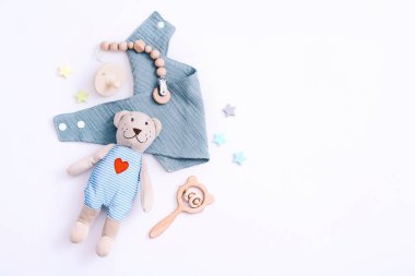 Beyaz arka planda bebek eşyaları ve aksesuarlar. Bebek partisi konsepti. Yeni doğan moda. Düz yatış, üst görünüm