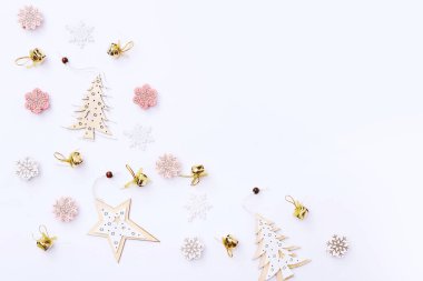 Noel ve Yeni Yıl kompozisyonu ve mesaj için boş bir yer. Beyaz arka planda Noel süsleri. Düz yatış, üst görünüm