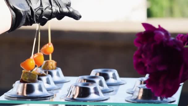Hand Schwarzem Handschuh Vergiftet Kanapees Auf Catering Tisch — Stockvideo