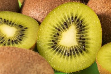 Dilimlenmiş kivinin çekirdekli Makro yakın çekimi.