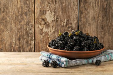 Köy masasında taze böğürtlenler. Boşluğu Kopyala.