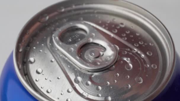 Man Membuka Jari Jarinya Bank Besi Dengan Soda Dingin Bersoda — Stok Video