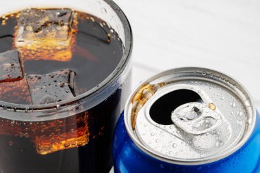 Alüminyum kutuyu ve beyaz üzerine buz konmuş cam kolayı aç.