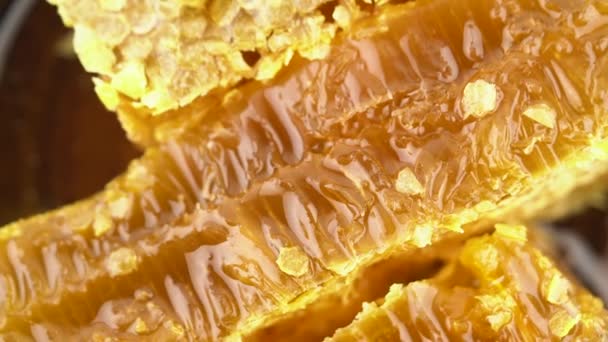 Miel épais goutte à goutte en nid d'abeille