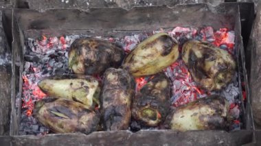 Sebzeler ızgarada ızgarada kızarıyor. Aşçı sebzeleri bile pişirmek için forseps ile nazikçe çeviriyor. Yemek Lezzetli Yemek.