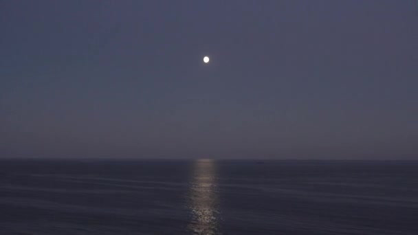 La luna llena ilumina la superficie del agua. Pista lunar en la superficie del agua. — Vídeos de Stock