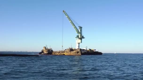 墜落したタンカー船デルフィ付近のパノラマビュー空中ドローン飛行ウクライナ、オデッサ海岸、 4K近く。オデッサ海岸線近くのバック海の海域に横たわって沈没した船。油濁 — ストック動画