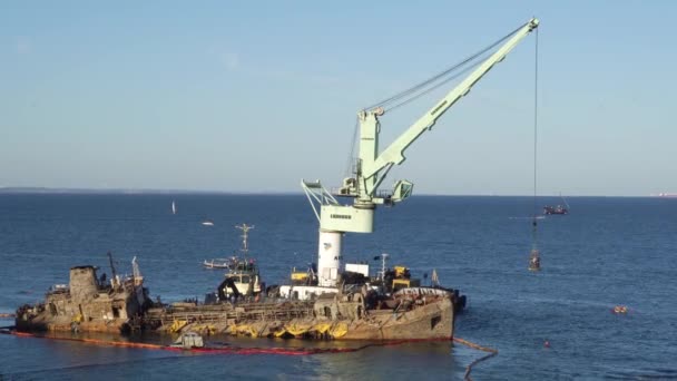 Vista panorâmica voo drone aéreo perto de navio-tanque esmagado Delfi perto da costa de Odessa, Ucrânia, 4K. Navio afundado que se encontra encalhado nas águas do mar das costas perto da costa de Odessa. Poluição petrolífera — Vídeo de Stock