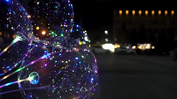 Ballonnen met kleurrijke LED-verlichting worden verkocht op de nachtstraat van het oude toeristische centrum. — Stockvideo